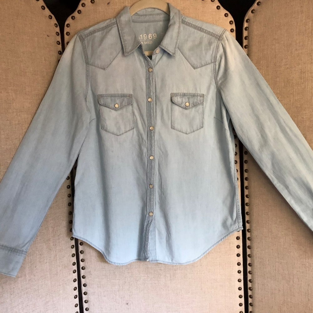 Gap 1969 light wash chambray shirt